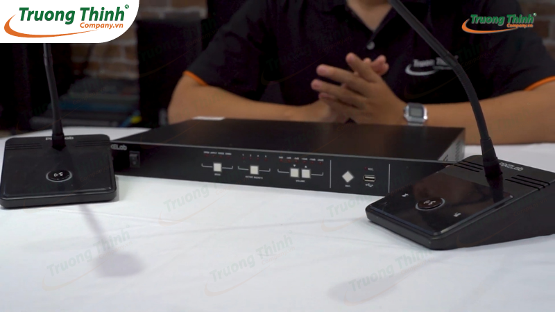 Hệ thống âm thanh hội thảo Pixelab DCS3000 gồm những thiết bị gì?