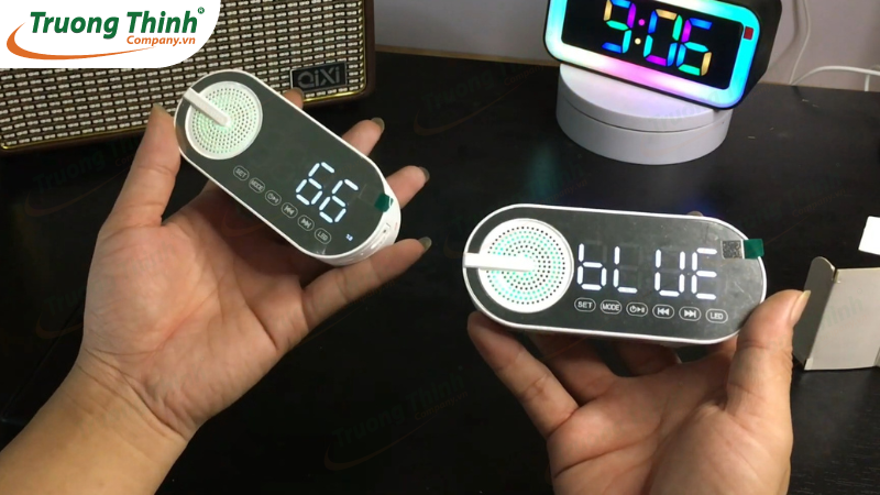 Bật nguồn cả 2 loa Bluetooth