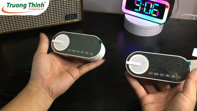 Chuẩn bị 2 loa Bluetooth tương tự nhau