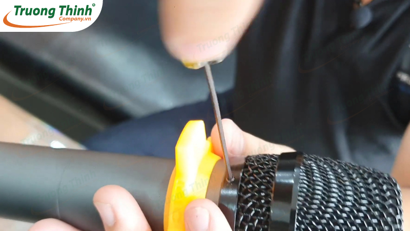 Tháo ốc trên đầu micro