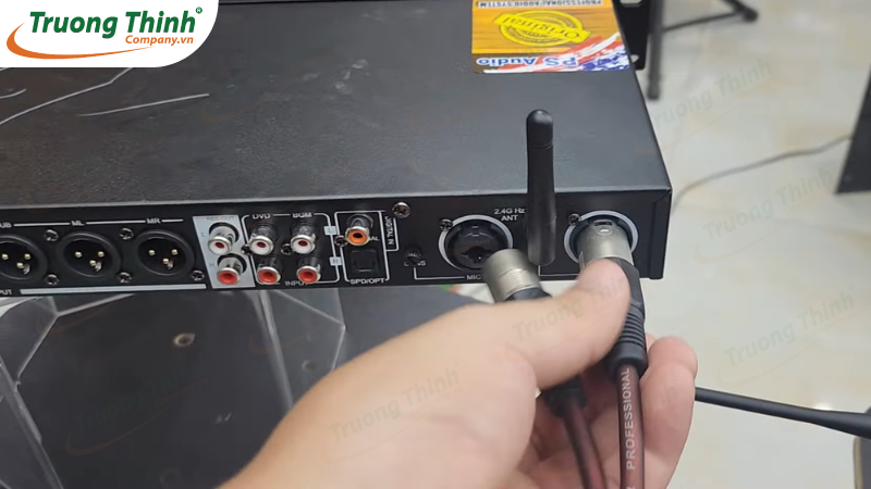 Kết nối bằng dây XLR Balanced Kết nối bằng dây XLR Balanced