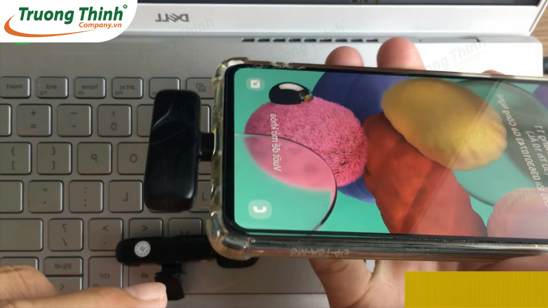 Bước 2: Cắm bộ thu micro vào điện thoại Bước 2: Cắm bộ thu micro vào điện thoại