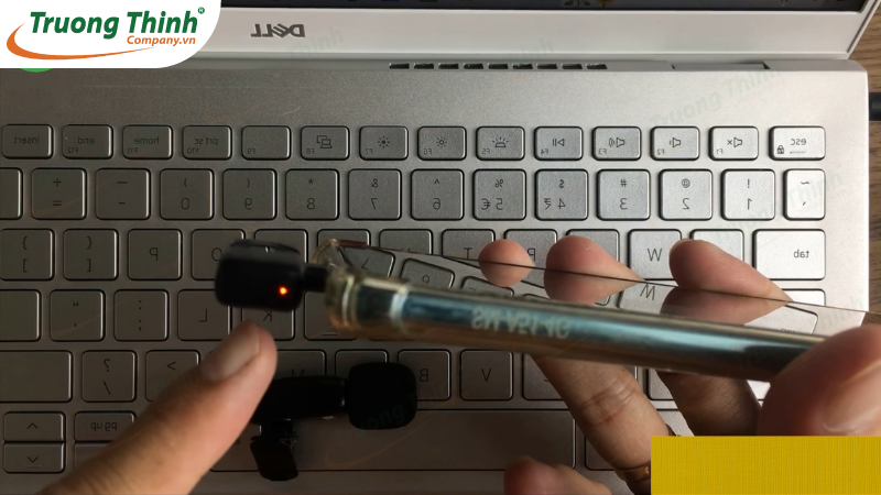 Bước 3: Bật nguồn micro cài áo Bước 3: Bật nguồn micro cài áo